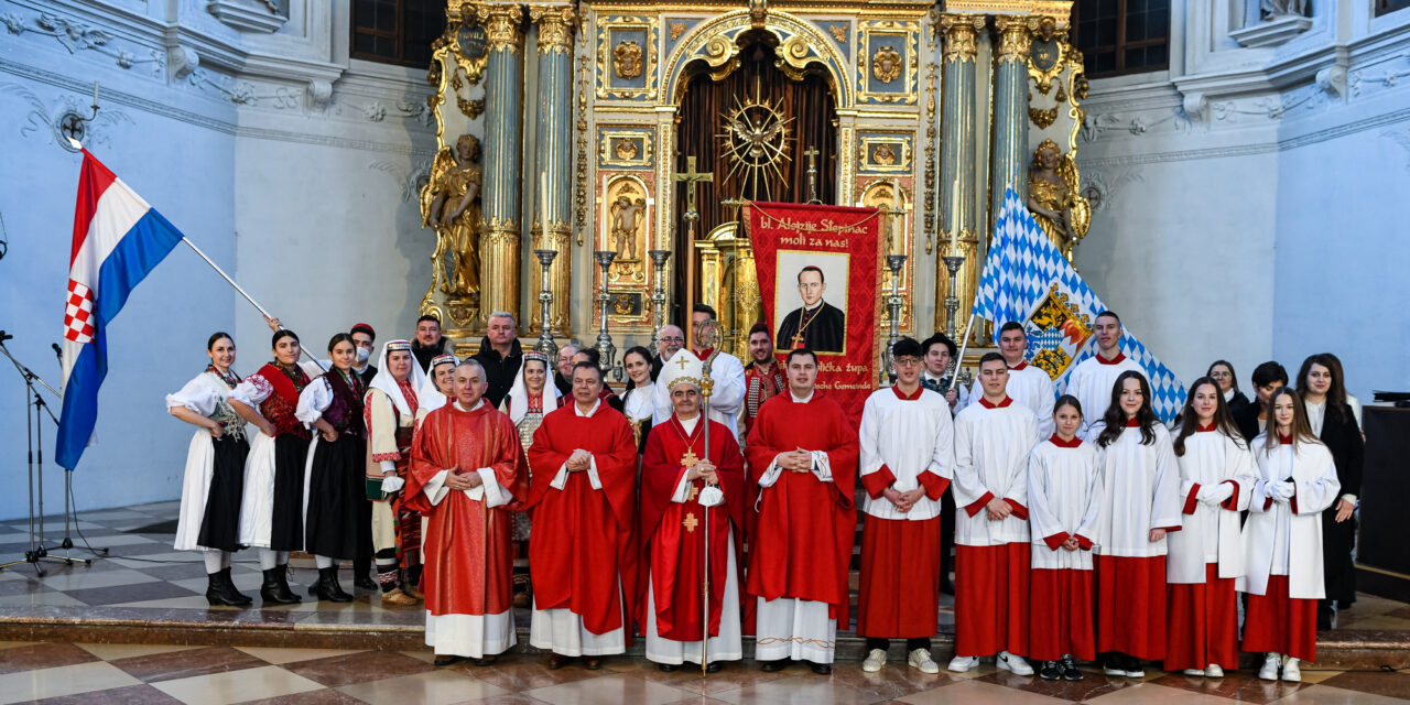Fotografije: Stepinčevo 2022. – Proslavljeno Stepinčevo u Hrvatskoj katoličkoj župi München. Svetu Misu predslovio je nadbiskup dr. Nikola Eterović, Apostolski nuncij u Njemačkoj.